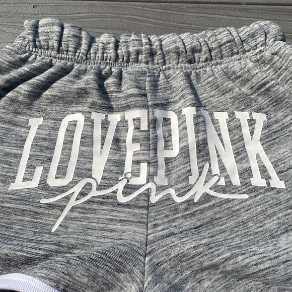 VS PINK 2.5” Curved Hem Sweat Varsity Shorts Heathered Gray Gradient Graphic XS - Picture 10 of 14